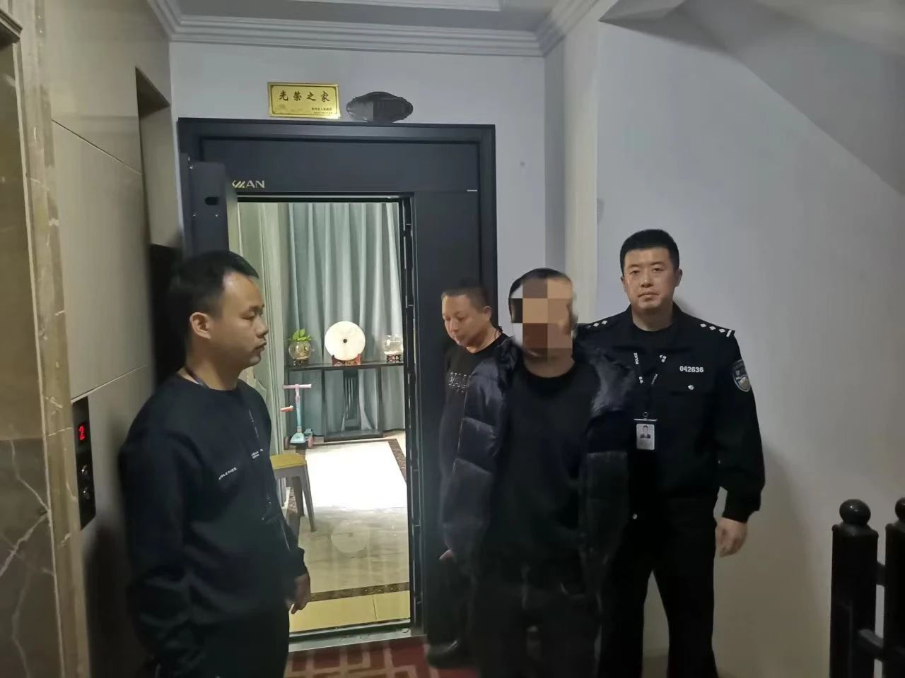 洒雨镇全副伪装仍被识别！双龙公安成功抓获一名撬锁盗窃嫌疑人
